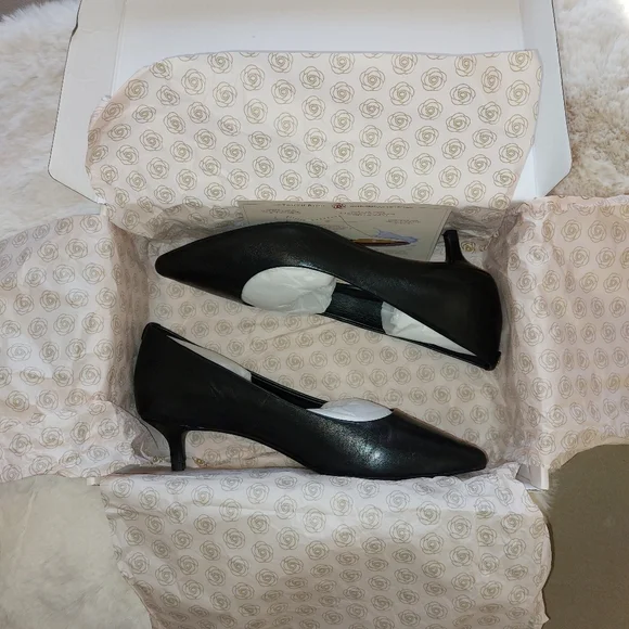 Tayrn Rose, 9M Naomi black kitten heel pumps - Picture 3 of 4